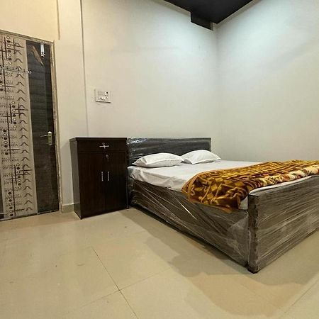 Madhuri Guest House Varanasi Eksteriør billede