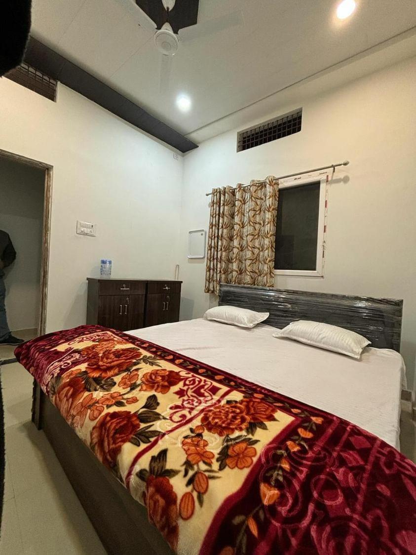 Madhuri Guest House Varanasi Eksteriør billede