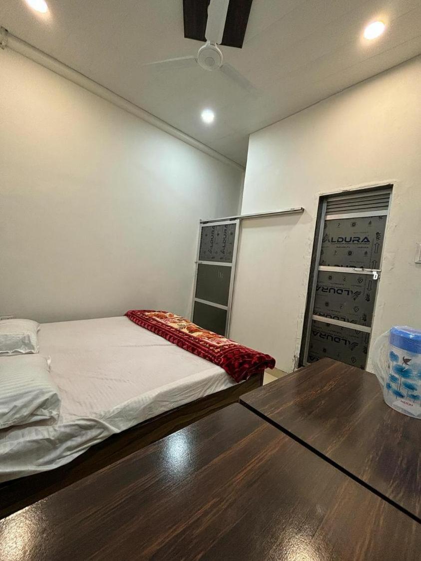 Madhuri Guest House Varanasi Eksteriør billede