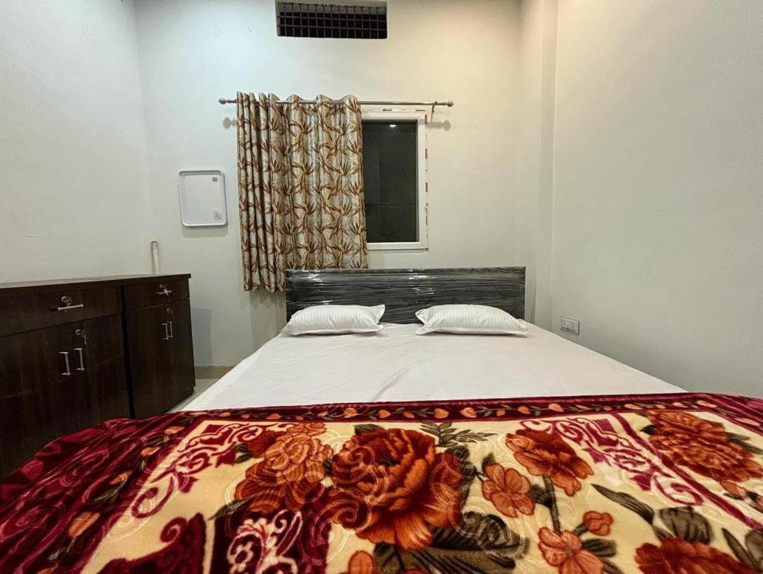 Madhuri Guest House Varanasi Eksteriør billede